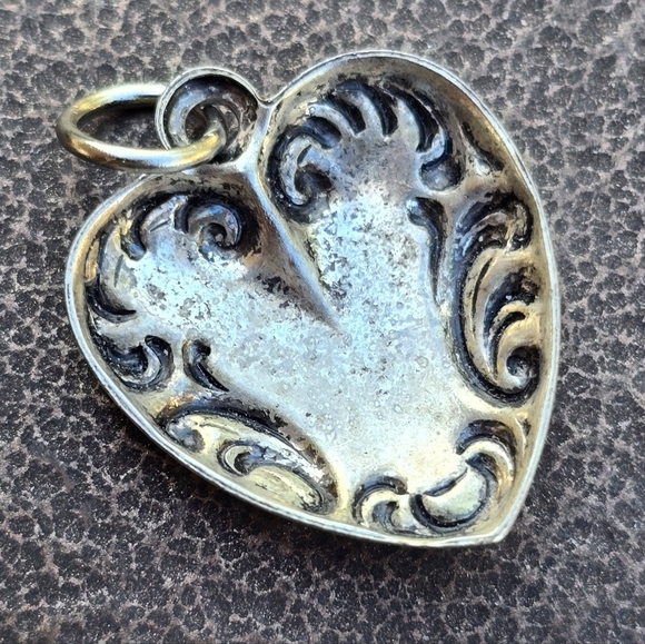 Vintage Victorian revival silver repousse scrollwork puffy heart pendant - Picture 3 of 16
